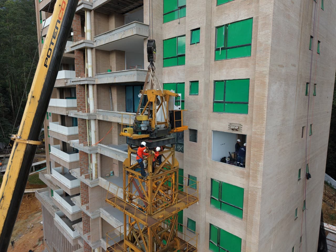 Realce de torre grúa en obra activa