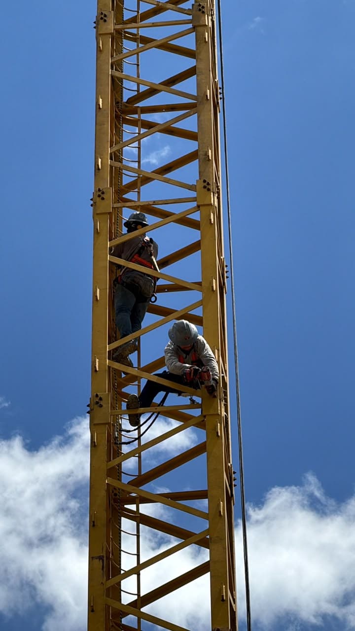 Montaje de torre grúa en altura